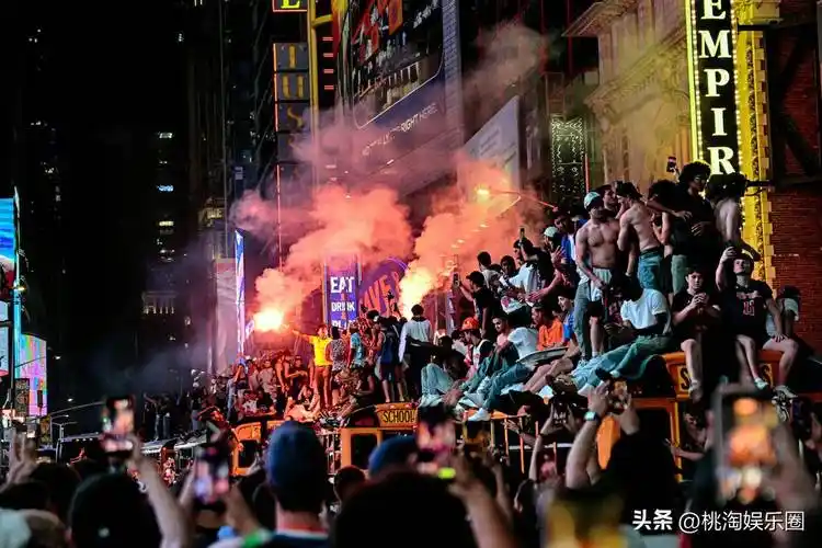 尼克斯夺冠游行引爆纽约城,世界杯之外的篮球狂欢盛宴