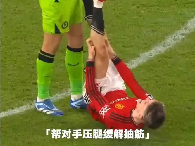 活久见！NBA裁判赛场抽筋倒地，球员集体蹲下为其压腿诠释温情一幕